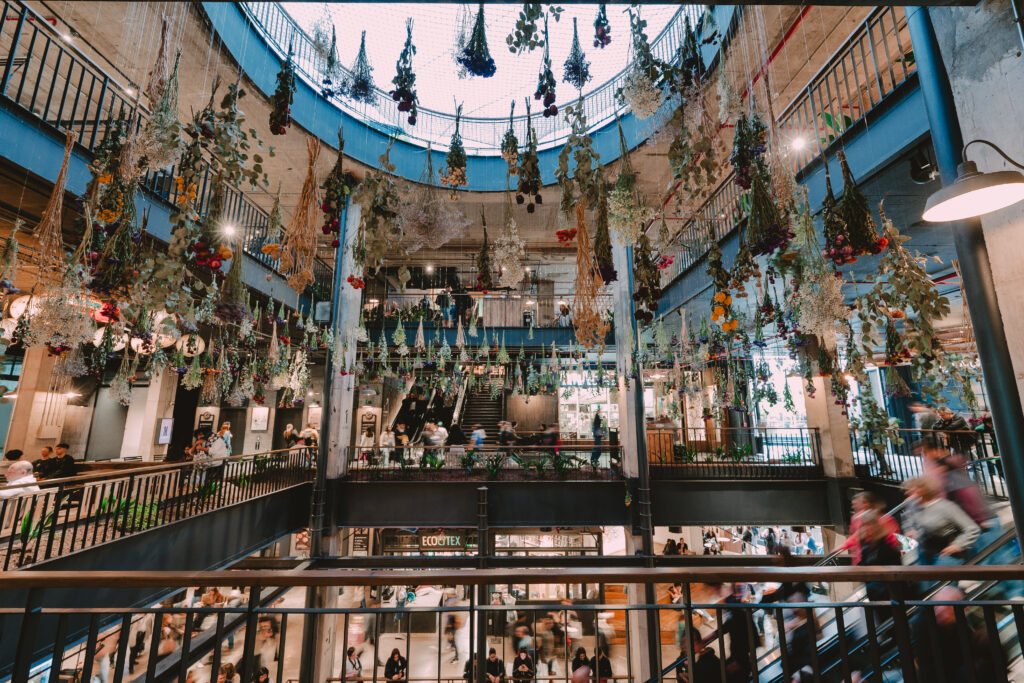 Interior del Mercado Urbano Tobalaba, con locales comerciales y gastronómicos.